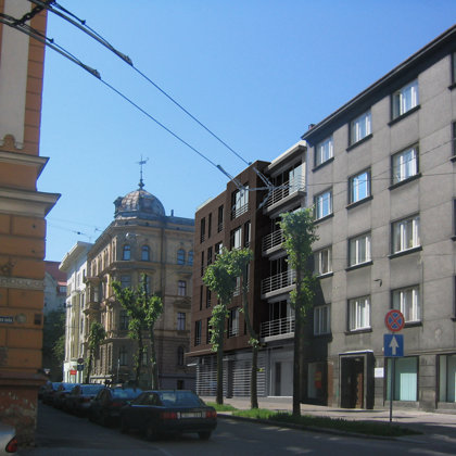 DAUDZDZĪVOKĻU DZĪVOJAMĀ ĒKA AR KOMERCPLATĪBĀM Rīga, Vidus iela 5 / Skiču projekts. 2009.g.