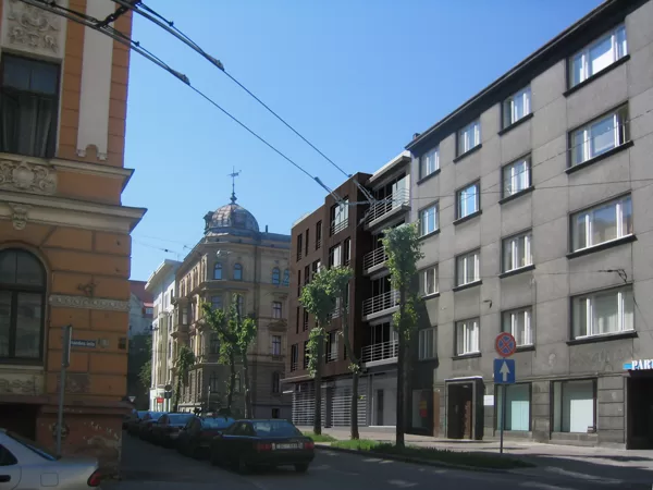 DAUDZDZĪVOKĻU DZĪVOJAMĀ ĒKA AR KOMERCPLATĪBĀM Rīga, Vidus iela 5 / Skiču projekts. 2009.g.