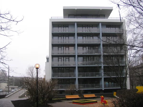 DAUDZDZĪVOKĻU DZĪVOJAMĀ ĒKA Rīga, Dzelzavas iela / Tehn. projekts 2004 / Realizēts 2005